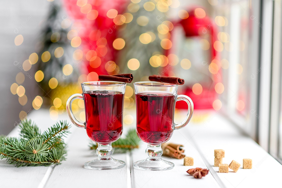 Vinho quente quente para o inverno e Natal com especiarias diversas.