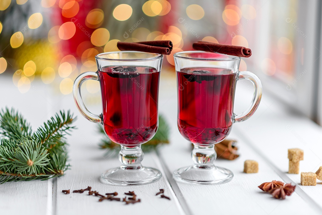 Vinho quente quente para o inverno e Natal com especiarias diversas.
