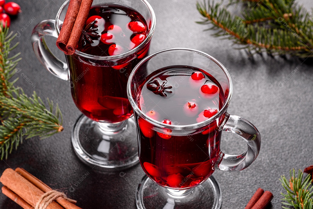 Vinho quente quente para o inverno e Natal com especiarias diversas.