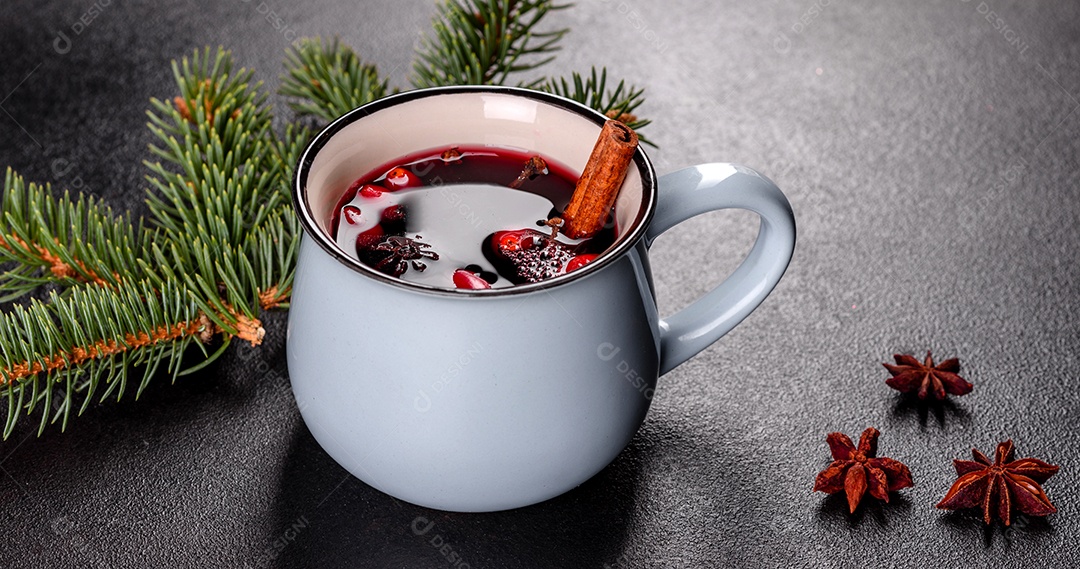 Vinho quente quente para o inverno e Natal com especiarias diversas.