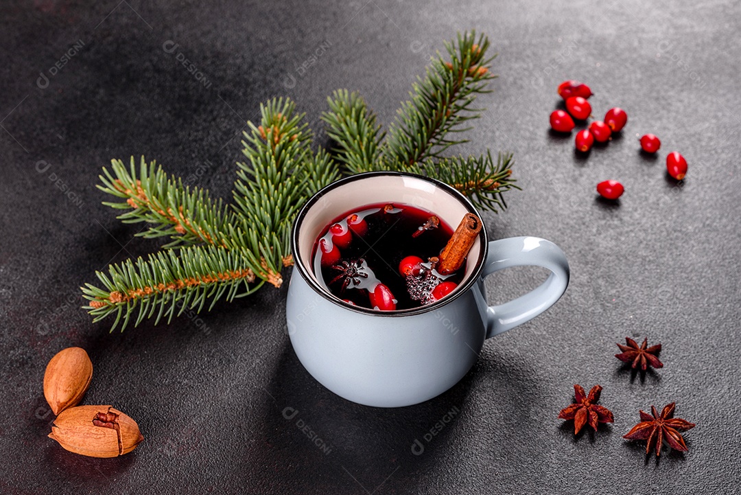 Vinho quente quente para o inverno e Natal com especiarias diversas.