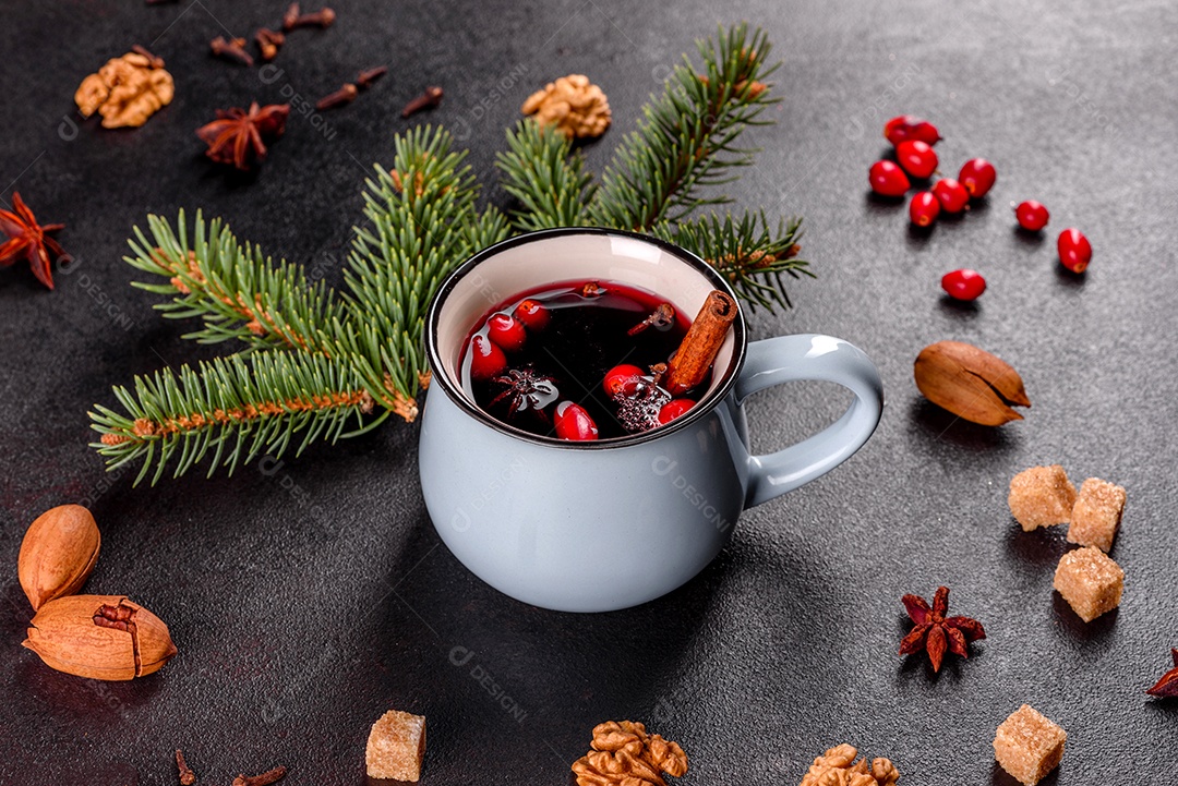Vinho quente quente para o inverno e Natal com especiarias diversas.
