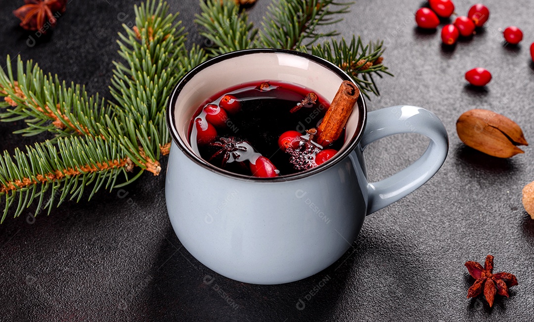 Vinho quente quente para o inverno e Natal com especiarias diversas.