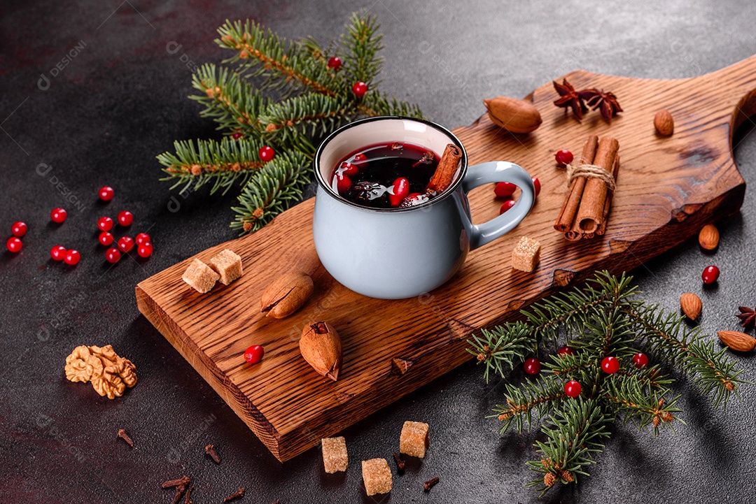 Vinho quente quente para o inverno e Natal com especiarias diversas.