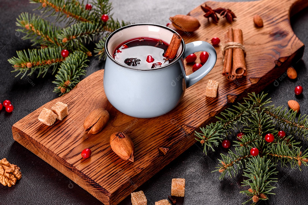 Vinho quente quente para o inverno e Natal com especiarias diversas.