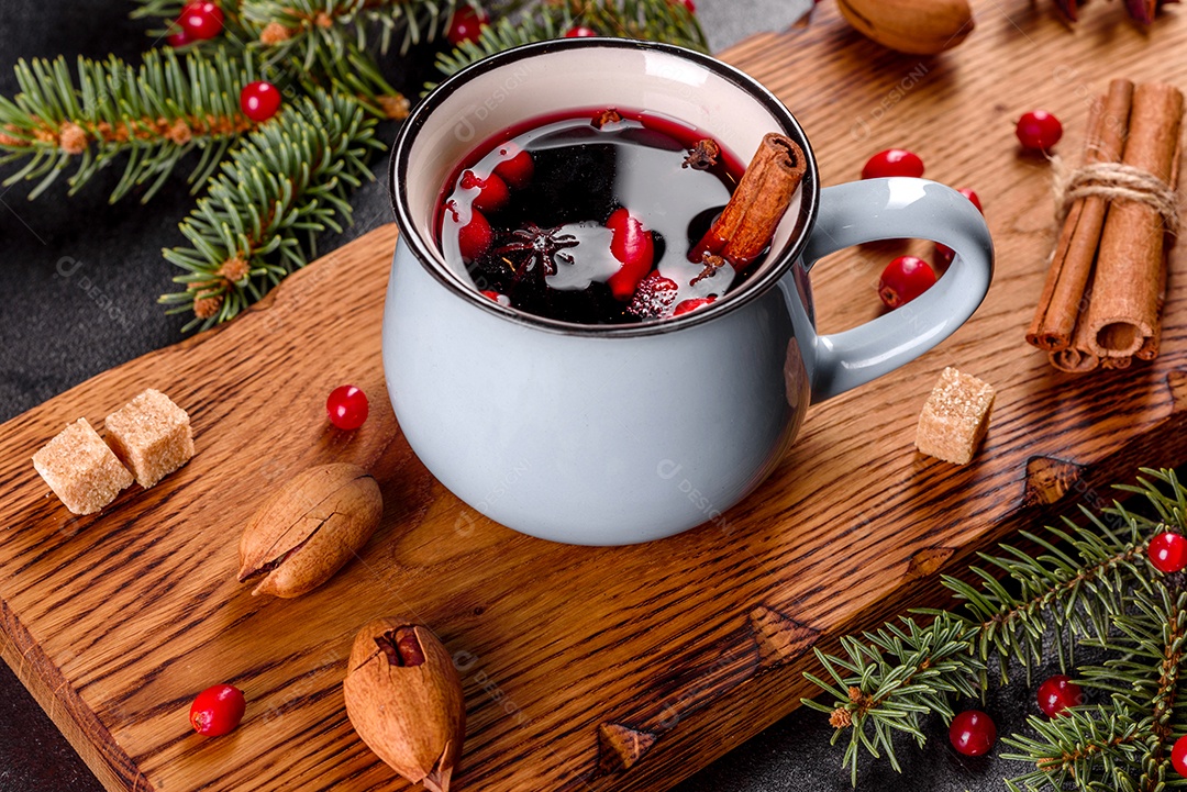 Vinho quente quente para o inverno e Natal com especiarias diversas.
