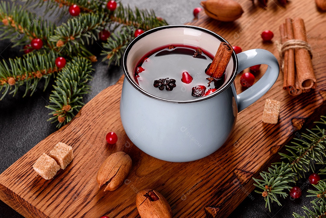 Vinho quente quente para o inverno e Natal com especiarias diversas.