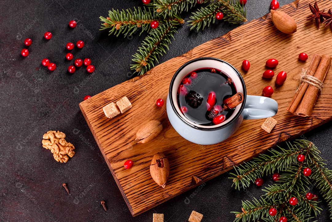 Vinho quente quente para o inverno e Natal com especiarias diversas.