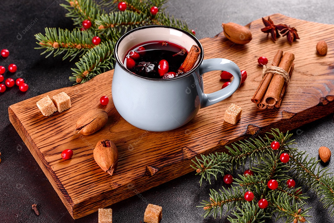 Vinho quente quente para o inverno e Natal com especiarias diversas.