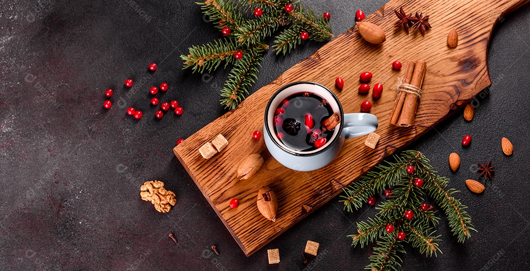 Vinho quente quente para o inverno e Natal com especiarias diversas.