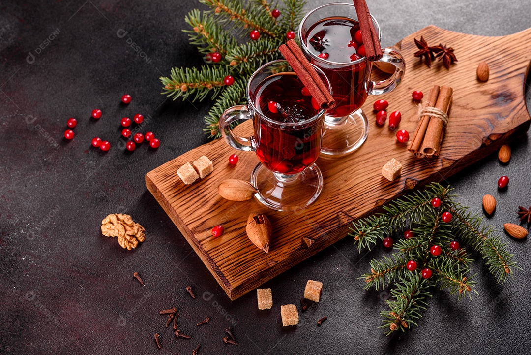 Vinho quente quente para o inverno e Natal com especiarias diversas.