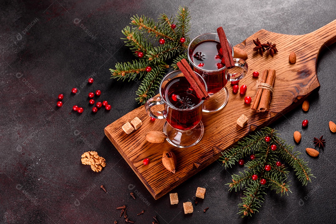 Vinho quente quente para o inverno e Natal com especiarias diversas.