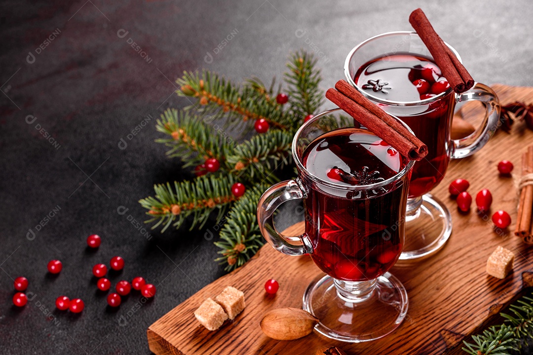 Vinho quente quente para o inverno e Natal com especiarias diversas.