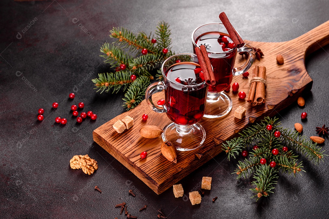 Vinho quente quente para o inverno e Natal com especiarias diversas.