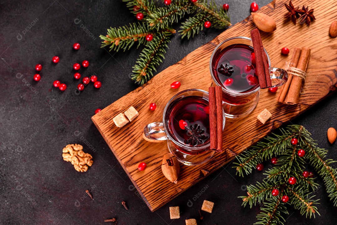 Vinho quente quente para o inverno e Natal com especiarias diversas.