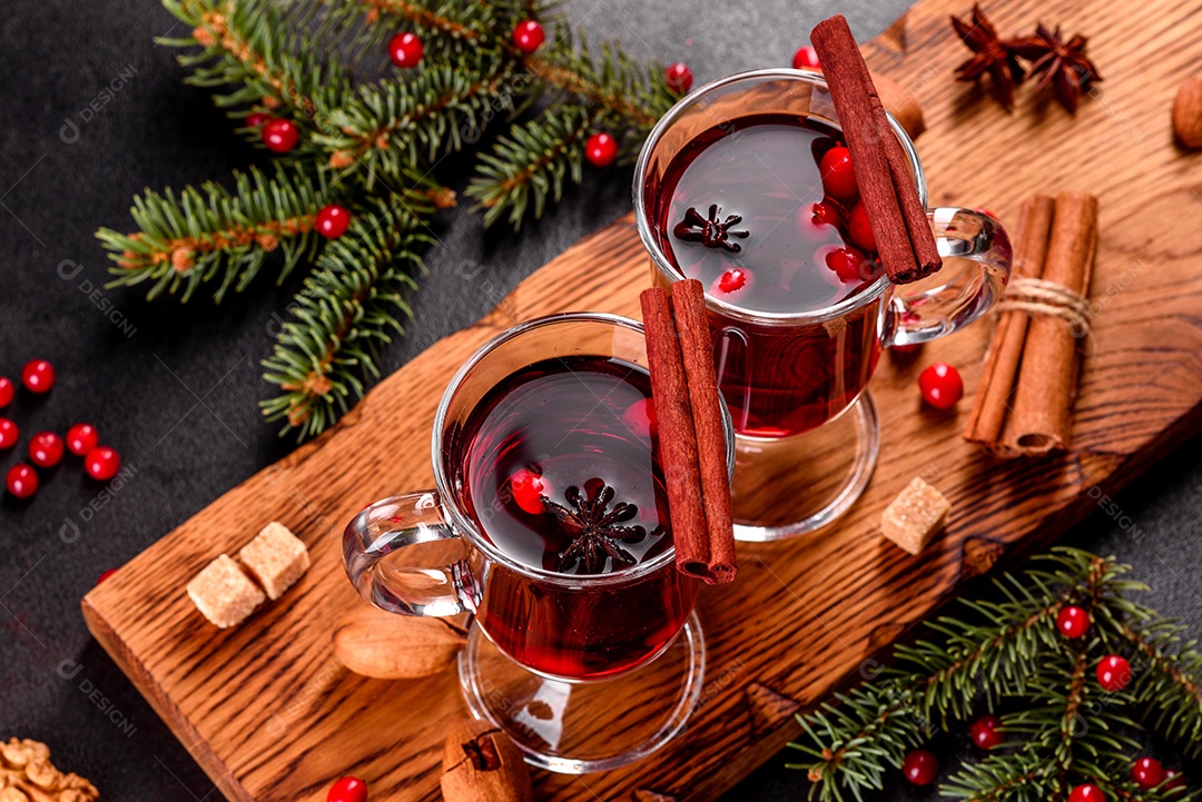 Vinho quente quente para o inverno e Natal com especiarias diversas.