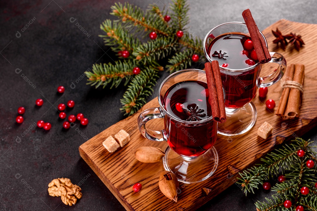 Vinho quente quente para o inverno e Natal com especiarias diversas.