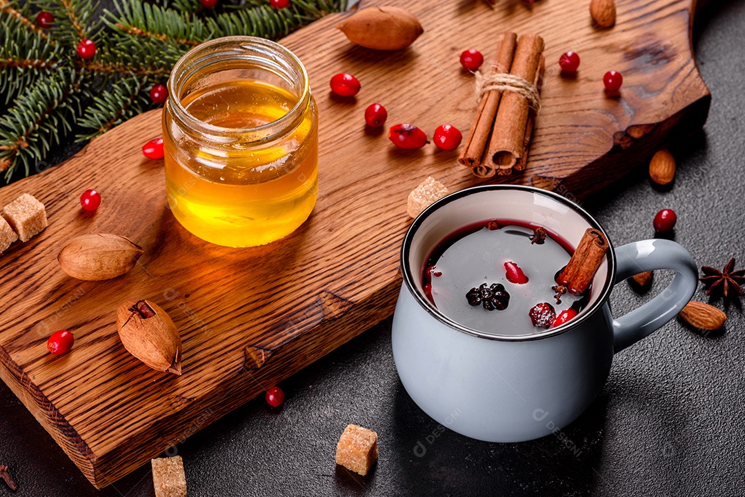 Vinho quente quente para o inverno e Natal com especiarias diversas.