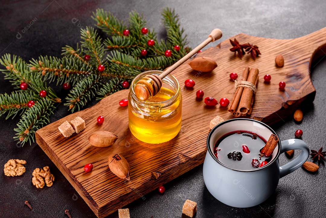 Vinho quente quente para o inverno e Natal com especiarias diversas.