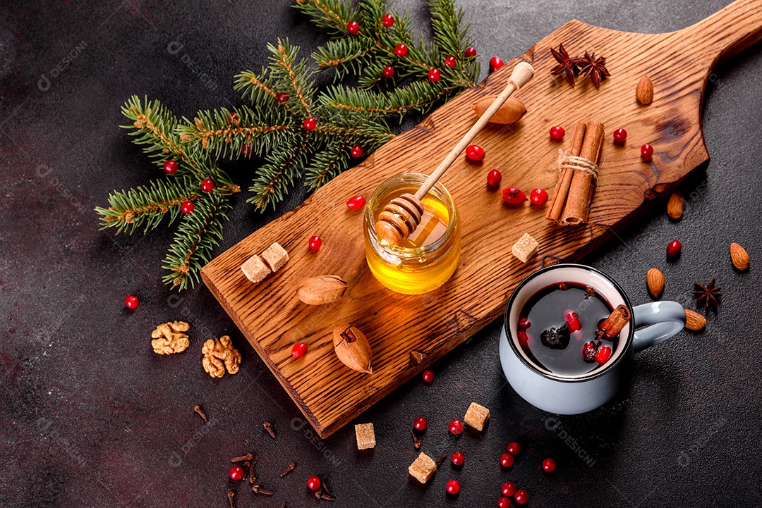 Vinho quente quente para o inverno e Natal com especiarias diversas.