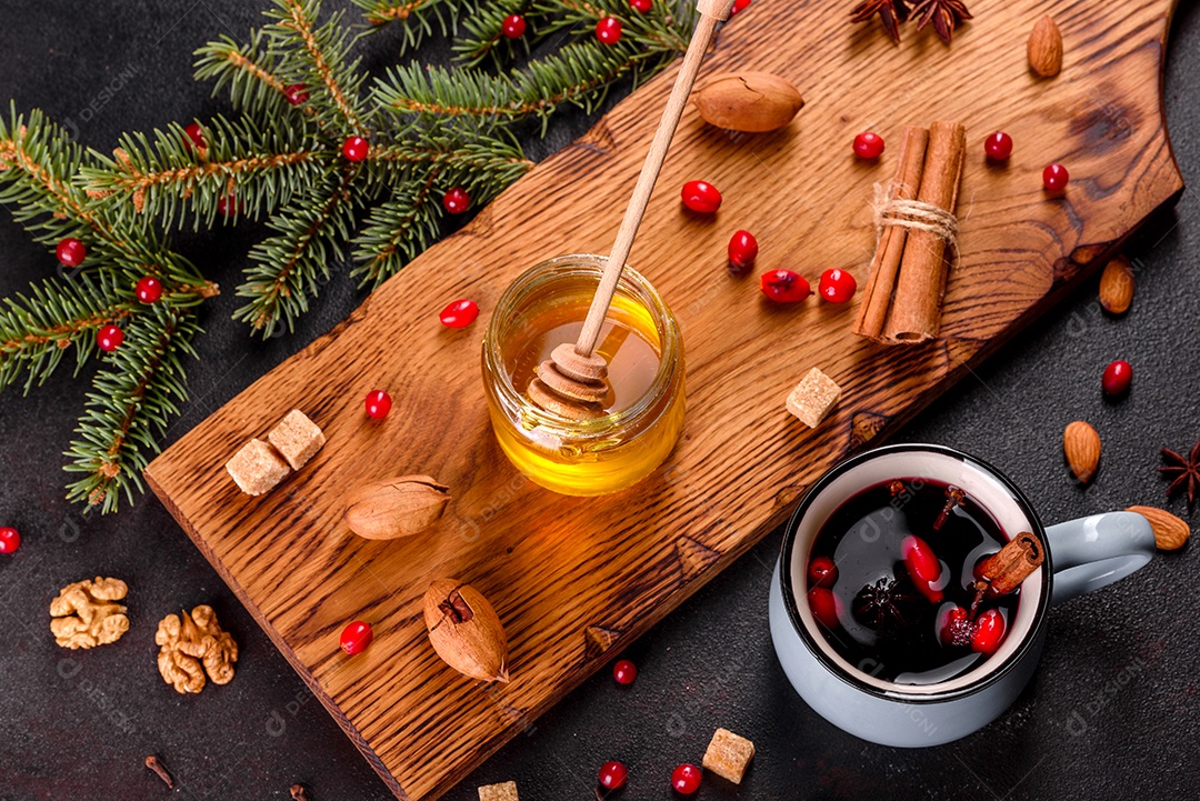 Vinho quente quente para o inverno e Natal com especiarias diversas.