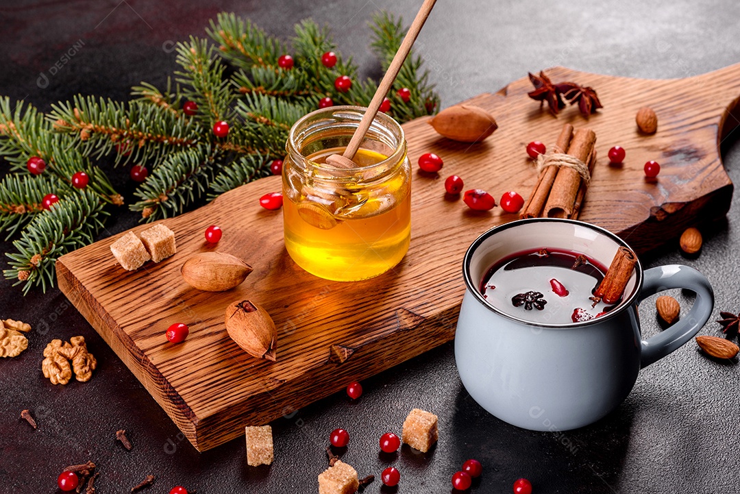 Vinho quente quente para o inverno e Natal com especiarias diversas.