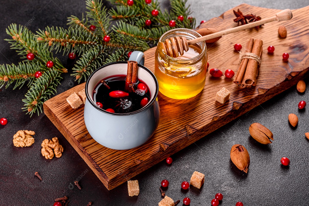 Vinho quente quente para o inverno e Natal com especiarias diversas.