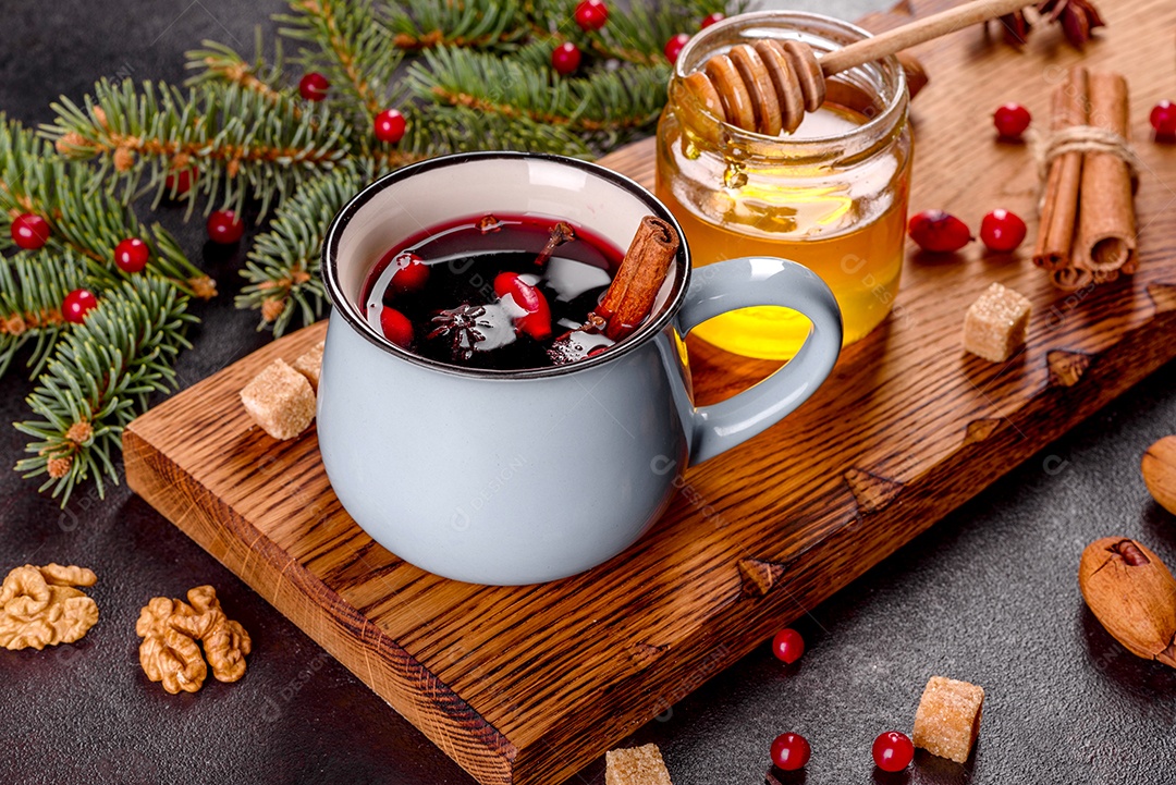 Vinho quente quente para o inverno e Natal com especiarias diversas.