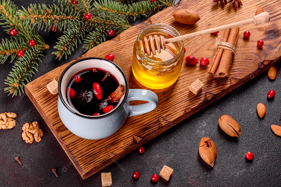 Vinho quente quente para o inverno e Natal com especiarias diversas.