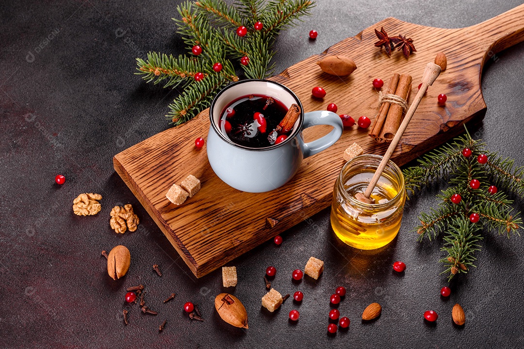 Vinho quente quente para o inverno e Natal com especiarias diversas.