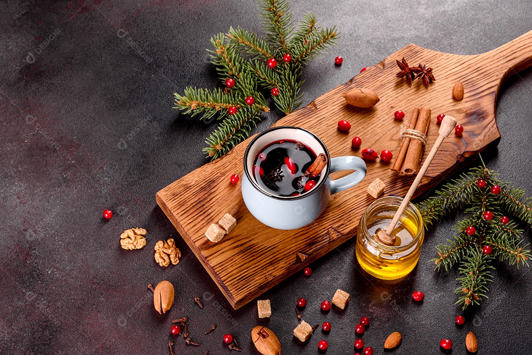 Vinho quente quente para o inverno e Natal com especiarias diversas.