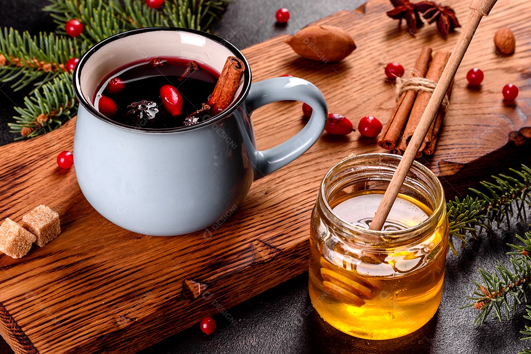 Vinho quente quente para o inverno e Natal com especiarias diversas.