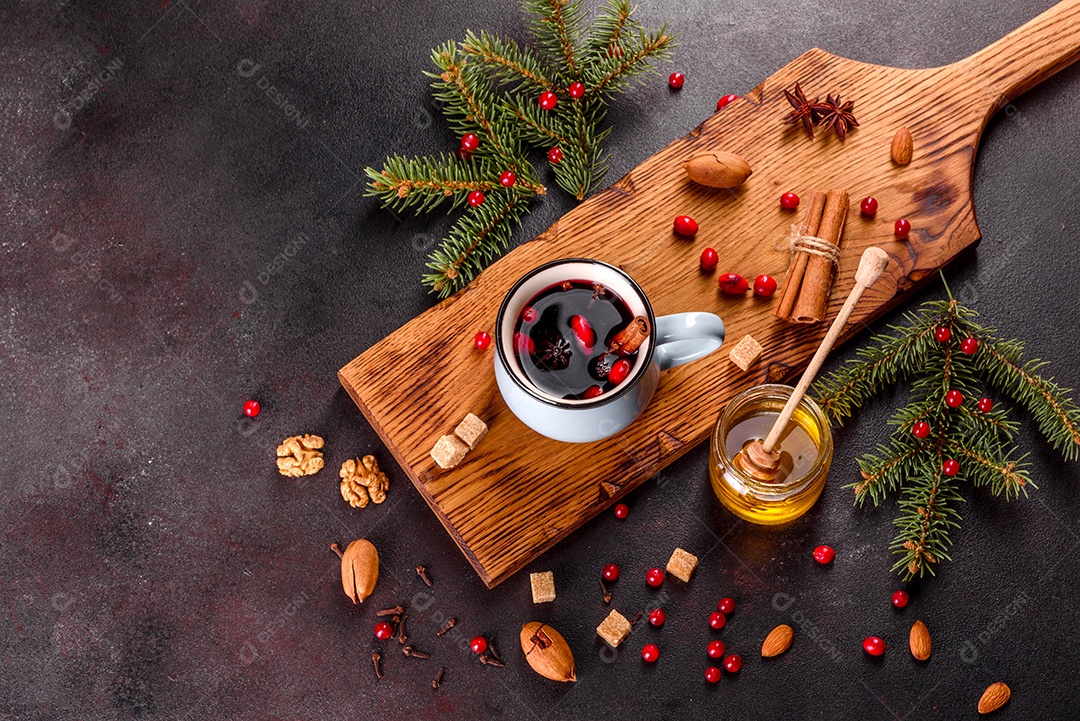 Vinho quente quente para o inverno e Natal com especiarias diversas.