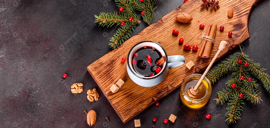 Vinho quente quente para o inverno e Natal com especiarias diversas.