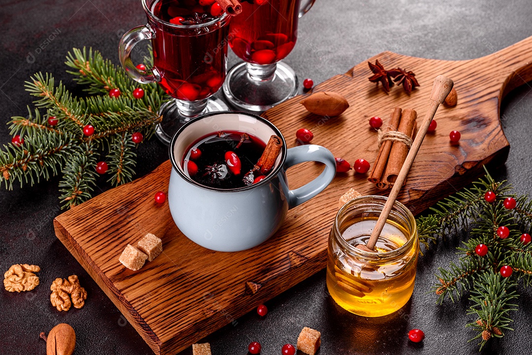 Vinho quente quente para o inverno e Natal com especiarias diversas.