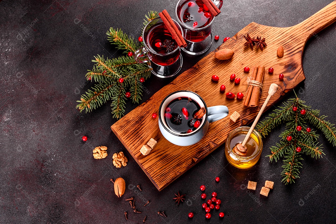 Vinho quente quente para o inverno e Natal com especiarias diversas.