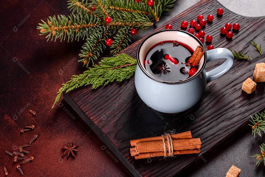 Vinho quente quente para o inverno e Natal com especiarias diversas.
