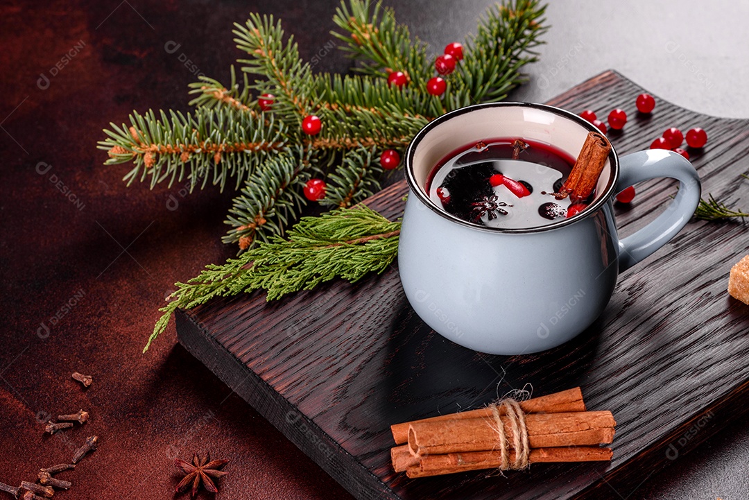 Vinho quente quente para o inverno e Natal com especiarias diversas.