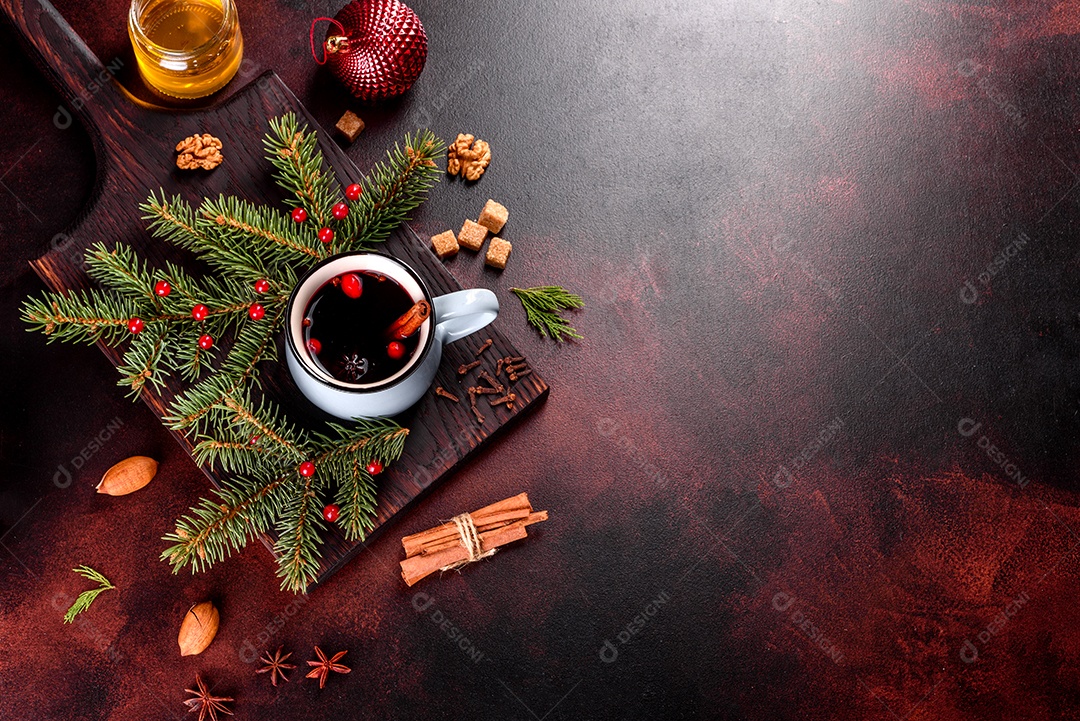 Vinho quente quente para o inverno e Natal com especiarias diversas.