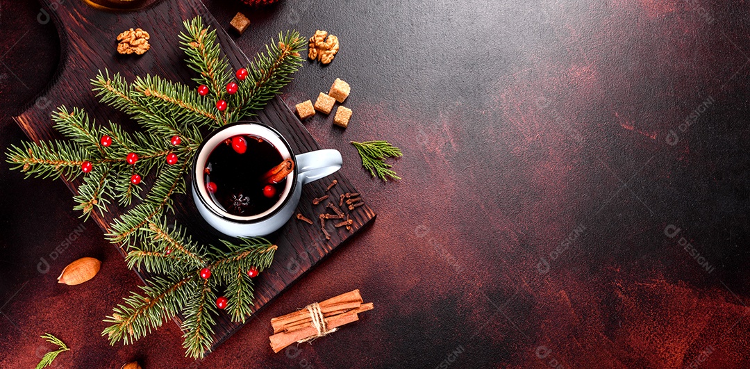 Vinho quente quente para o inverno e Natal com especiarias diversas.