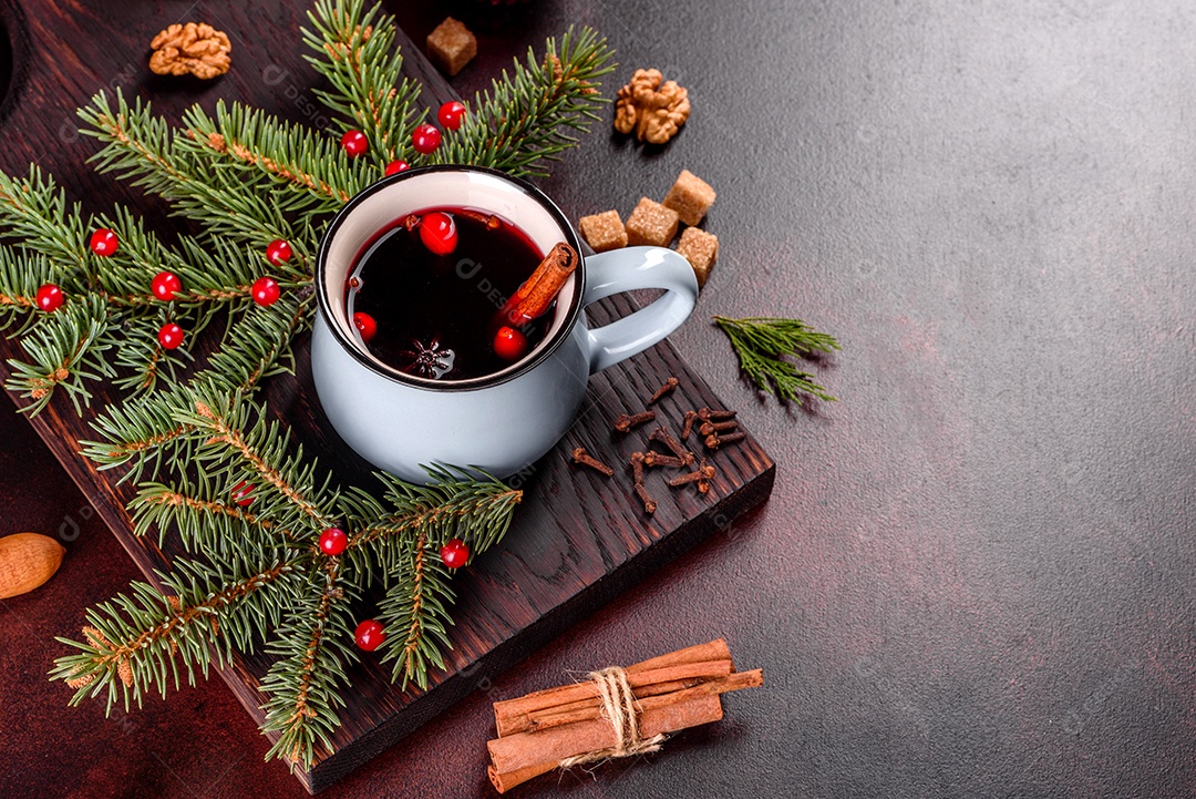 Vinho quente quente para o inverno e Natal com especiarias diversas.