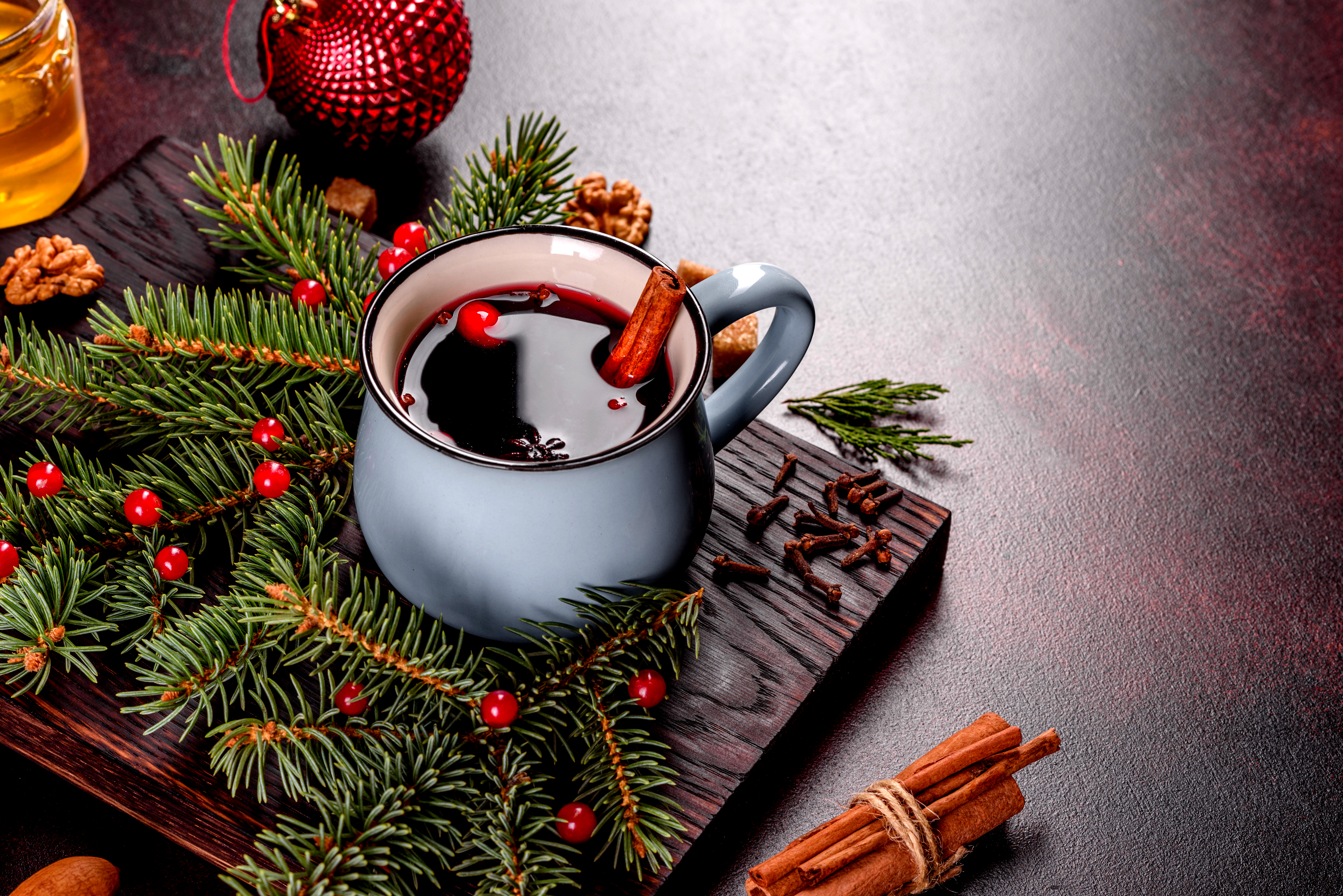 Vinho quente quente para o inverno e Natal com especiarias diversas.