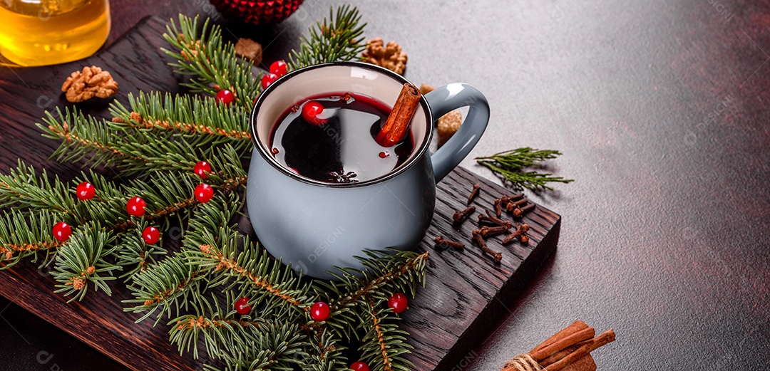 Vinho quente quente para o inverno e Natal com especiarias diversas.