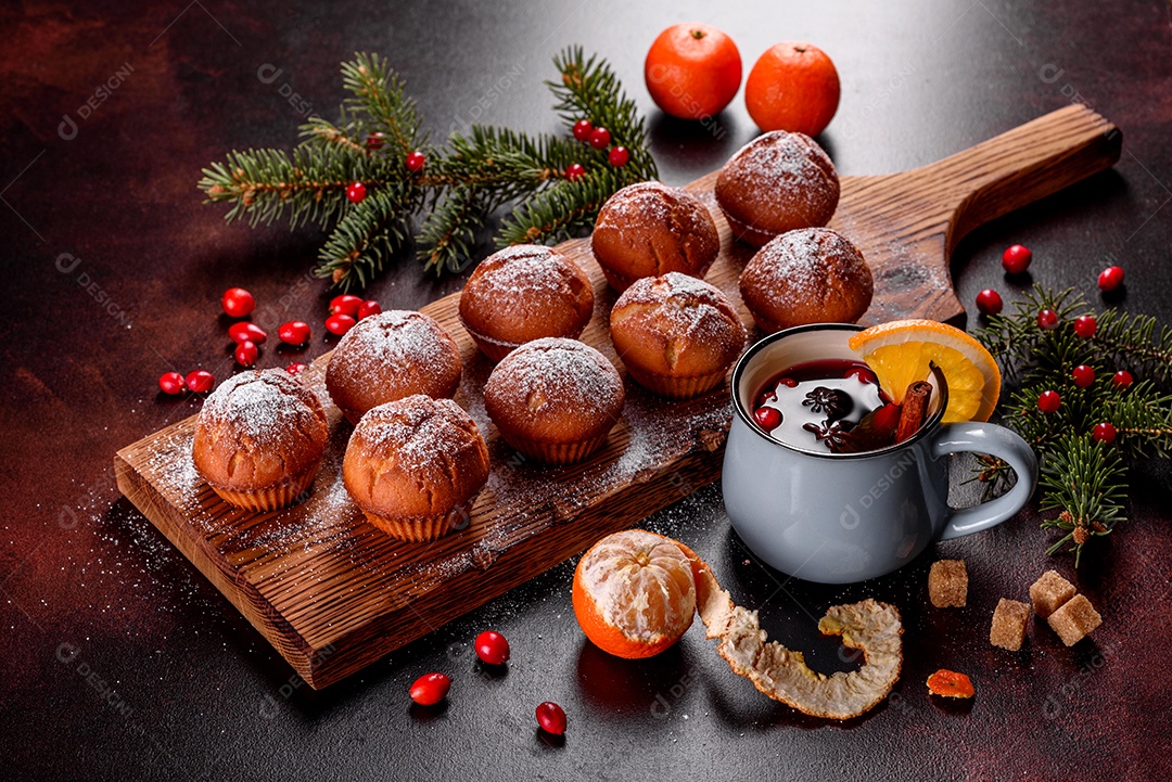 Lindos e deliciosos muffins de cacau fresco na mesa de Natal.