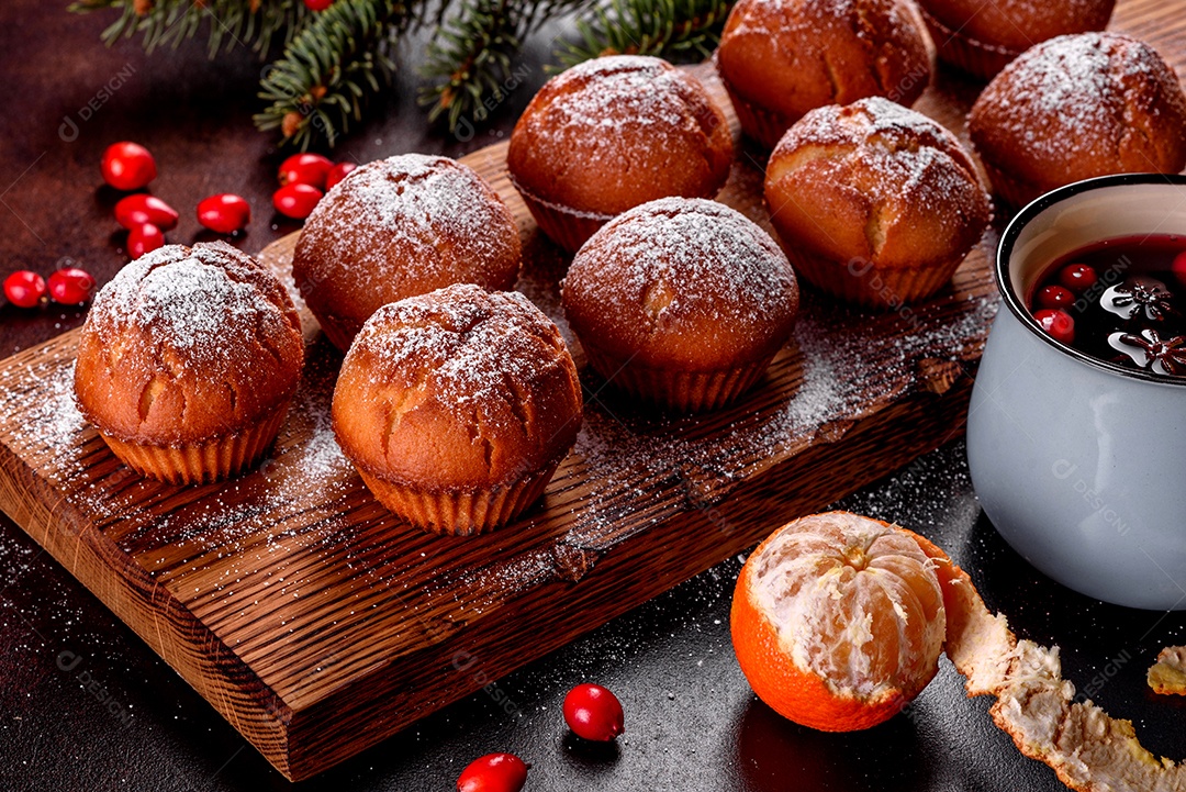 Lindos e deliciosos muffins de cacau fresco na mesa de Natal.