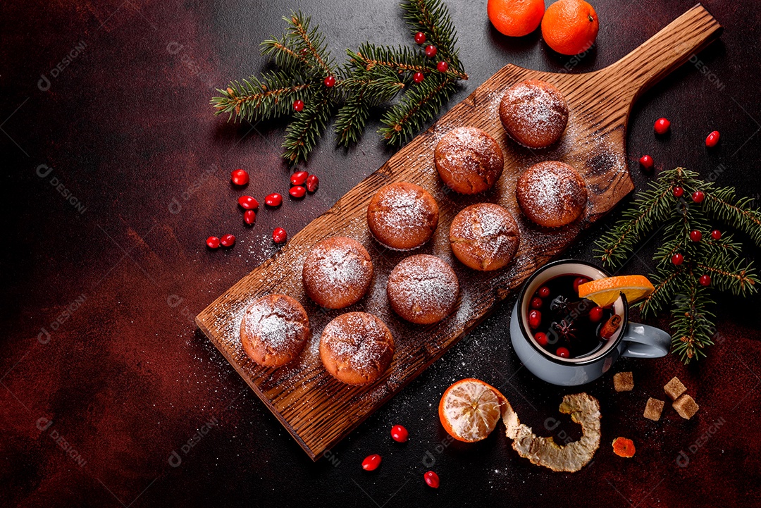 Lindos e deliciosos muffins de cacau fresco na mesa de Natal.