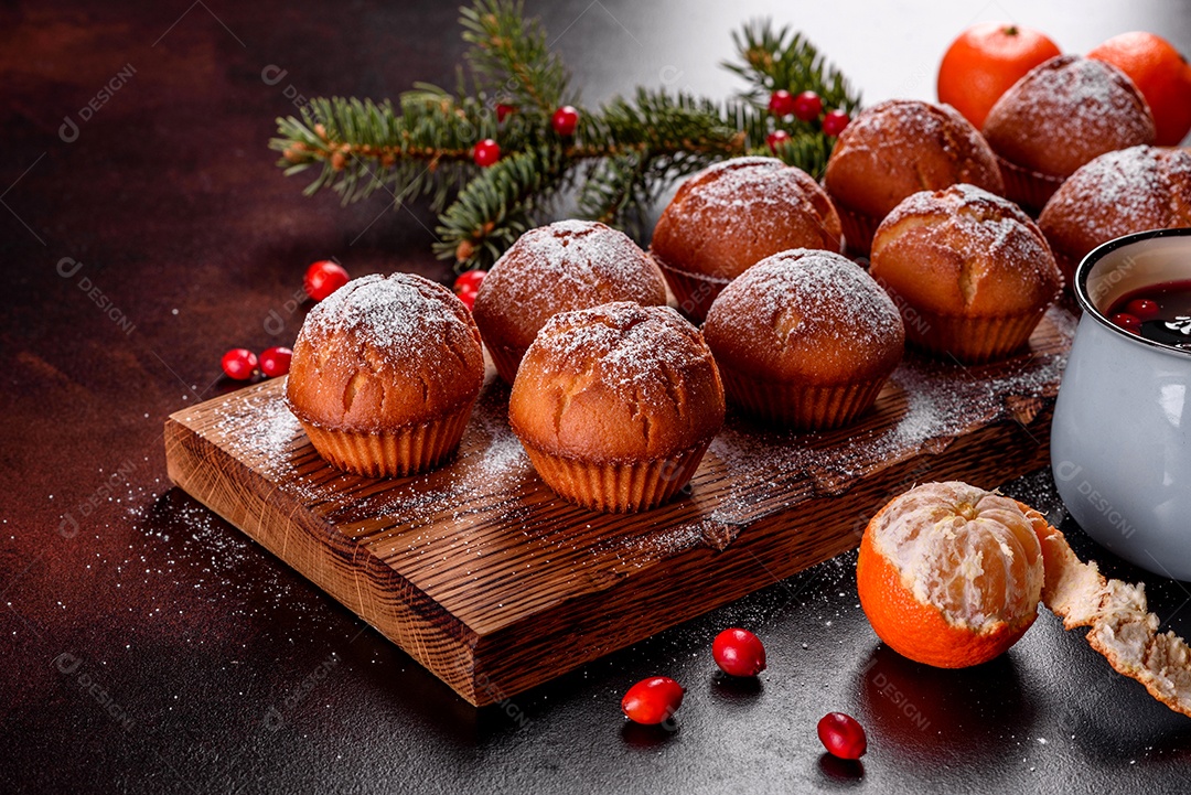 Lindos e deliciosos muffins de cacau fresco na mesa de Natal.