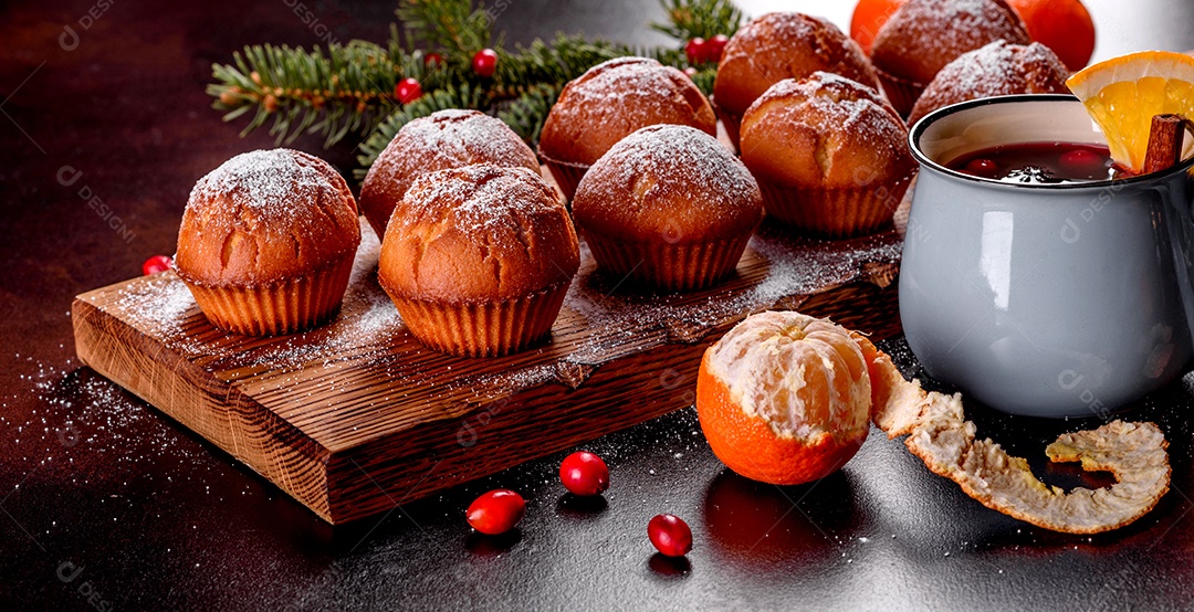 Lindos e deliciosos muffins de cacau fresco na mesa de Natal.