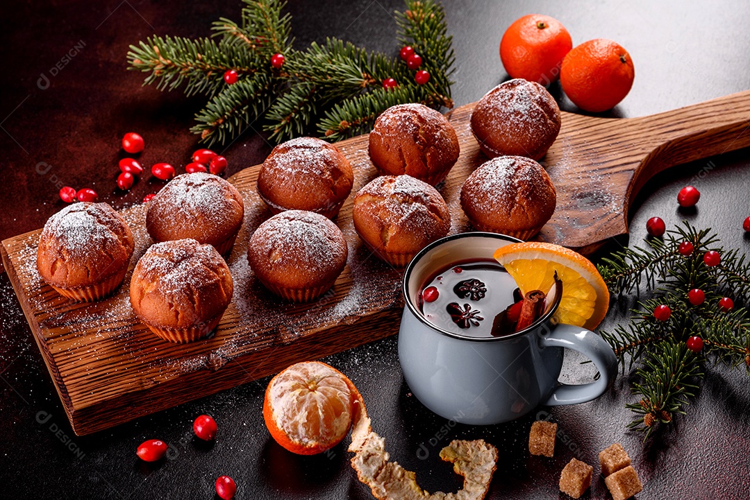 Lindos e deliciosos muffins de cacau fresco na mesa de Natal.