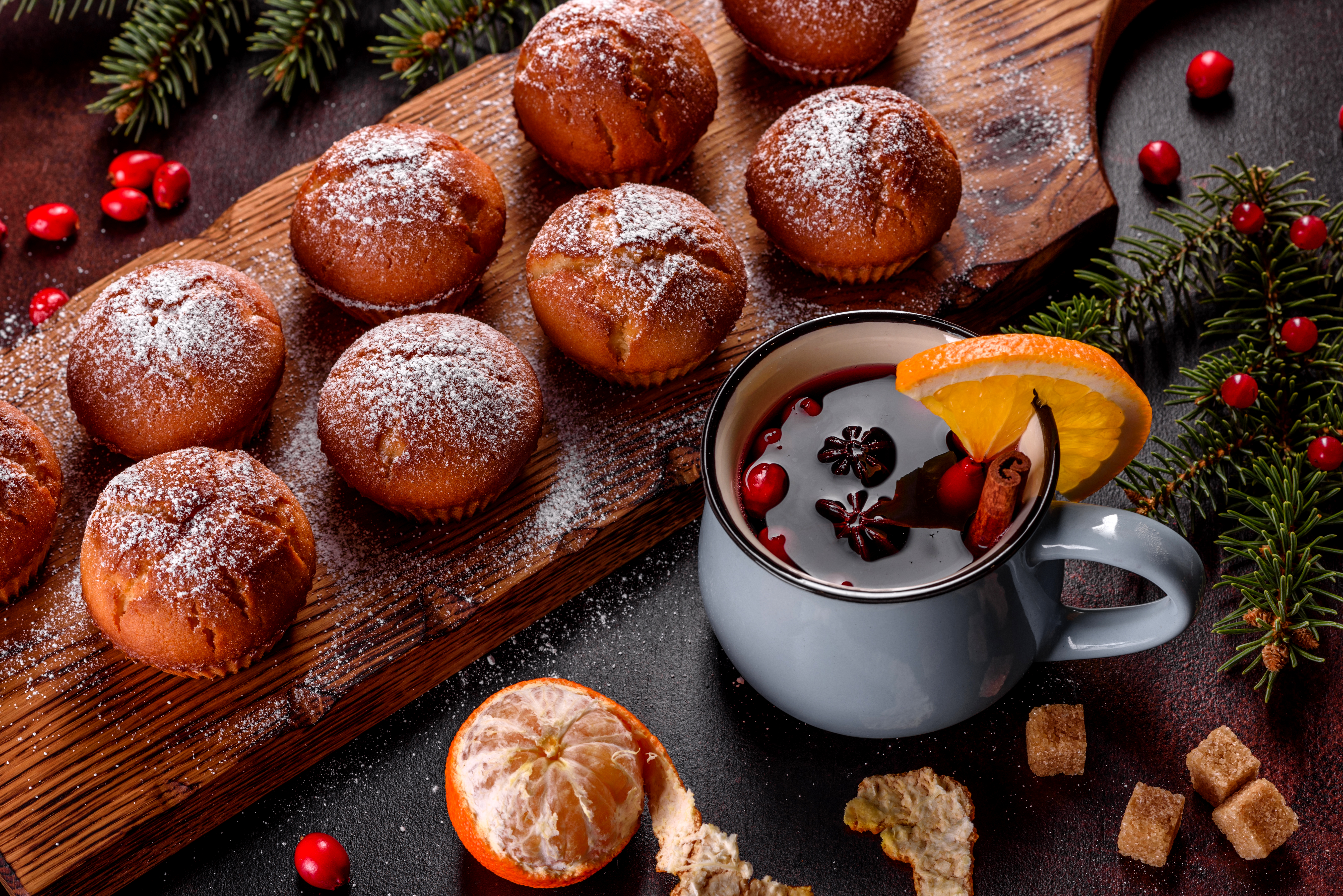 Lindos e deliciosos muffins de cacau fresco na mesa de Natal.